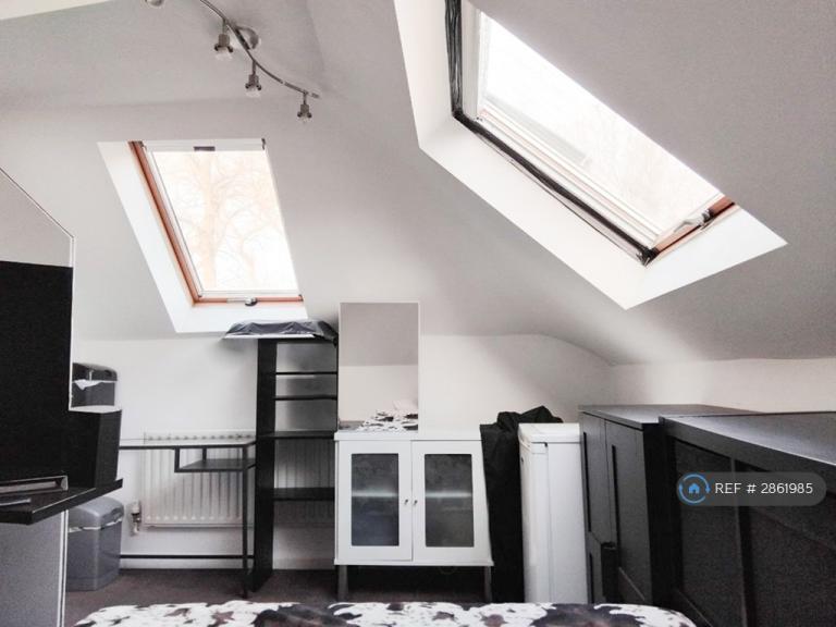 Room Roehampton Vale in Greater London