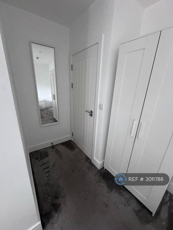 Room Almond Close in Greater London