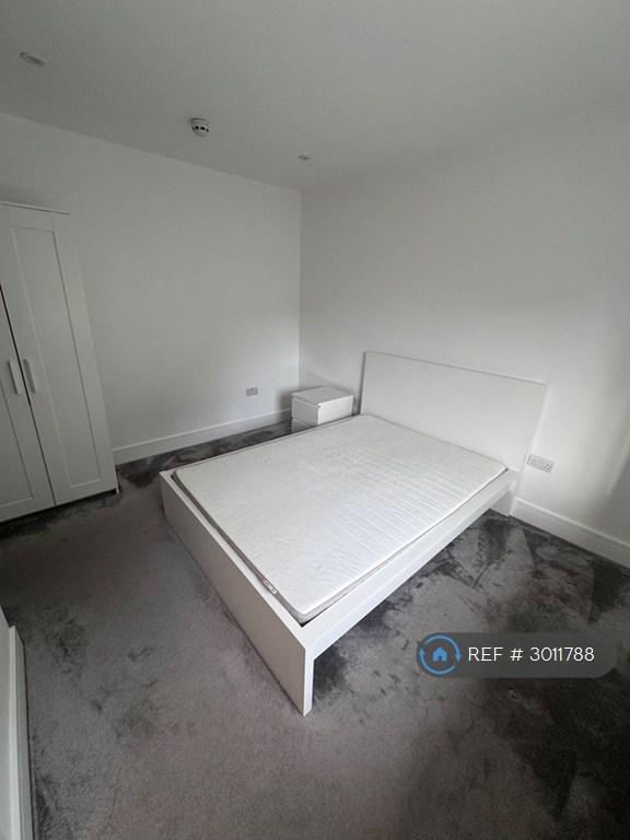 Room Almond Close in Greater London