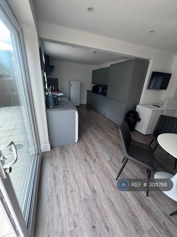 Room Almond Close in Greater London