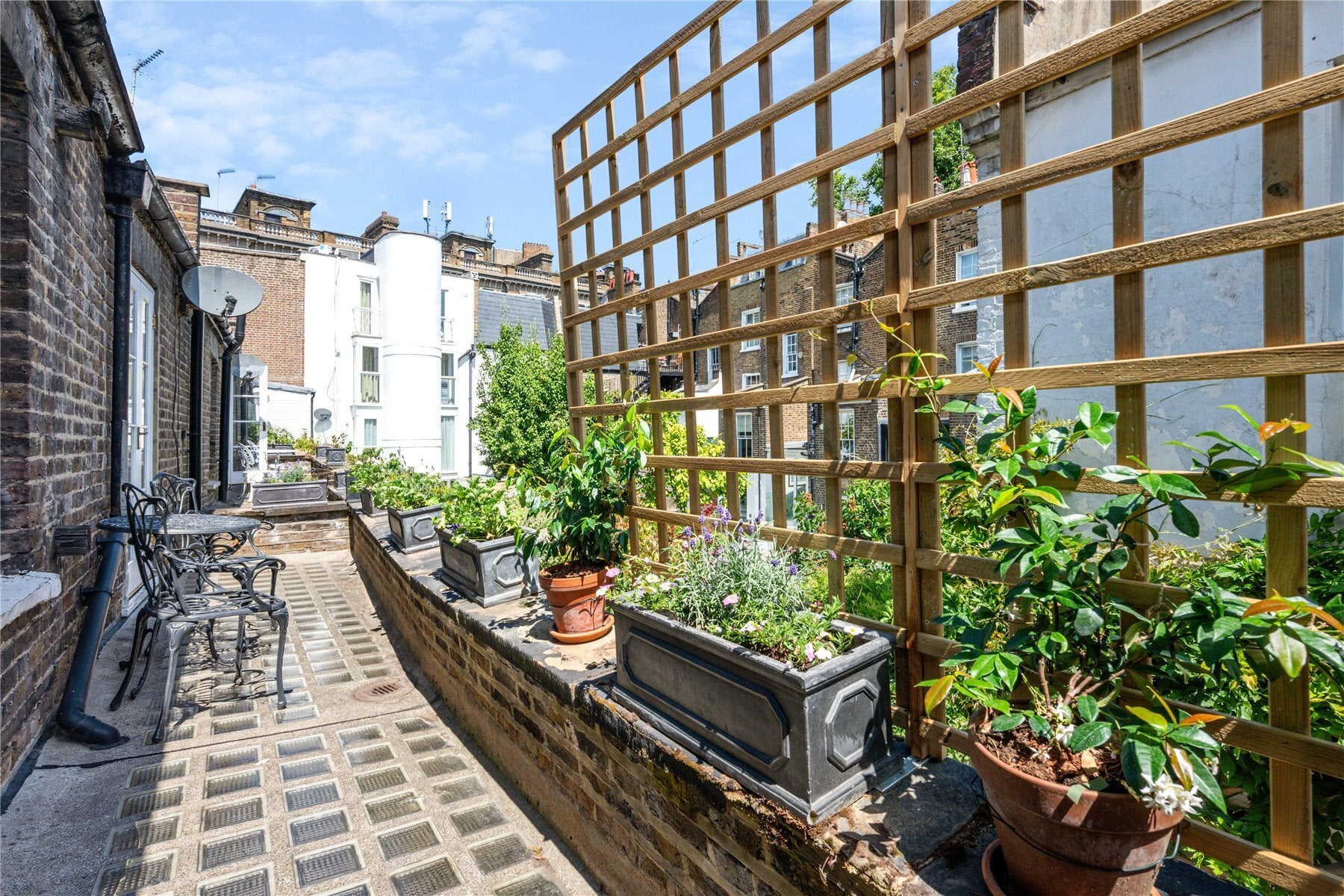 Flat Lucerne Mews in Greater London