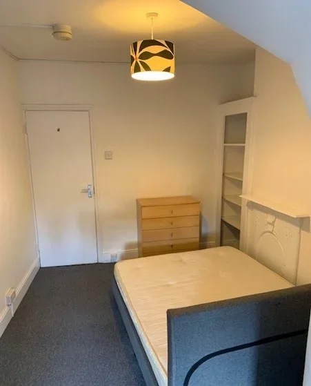 Room Tottenham Lane in Greater London