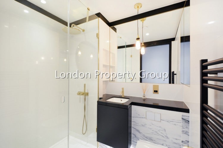 Flat Giffin Street in Greater London