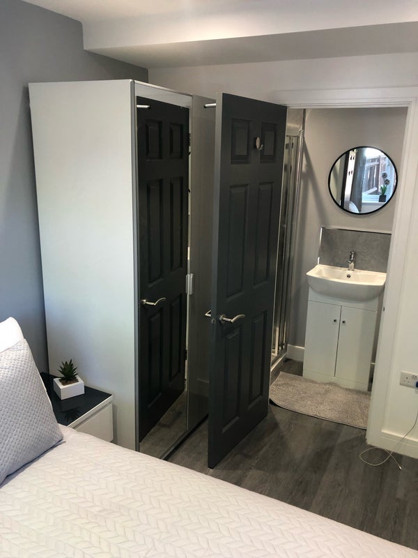 Room Epsom Road in Crawley