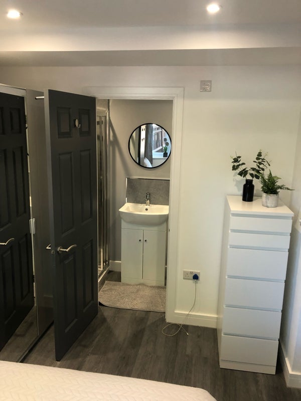Room Epsom Road in Crawley