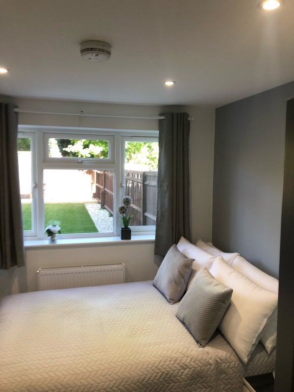 Room Epsom Road in Crawley