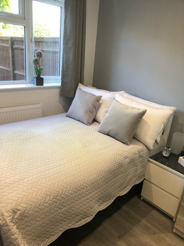 Room Epsom Road in Crawley