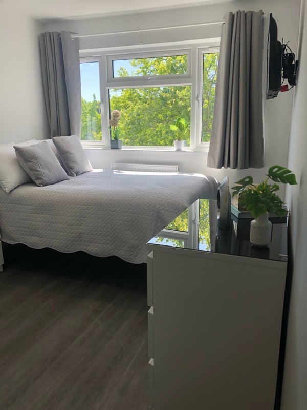 Room Epsom Road in Crawley