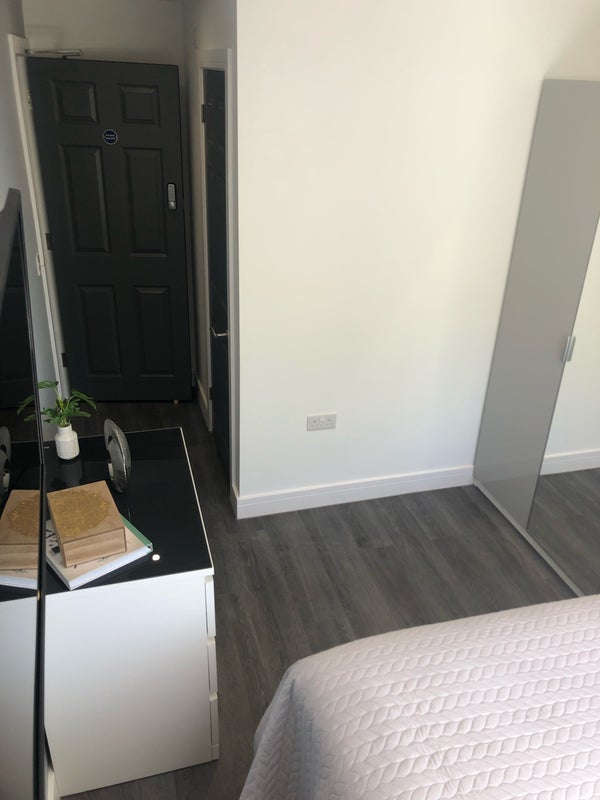 Room Epsom Road in Crawley