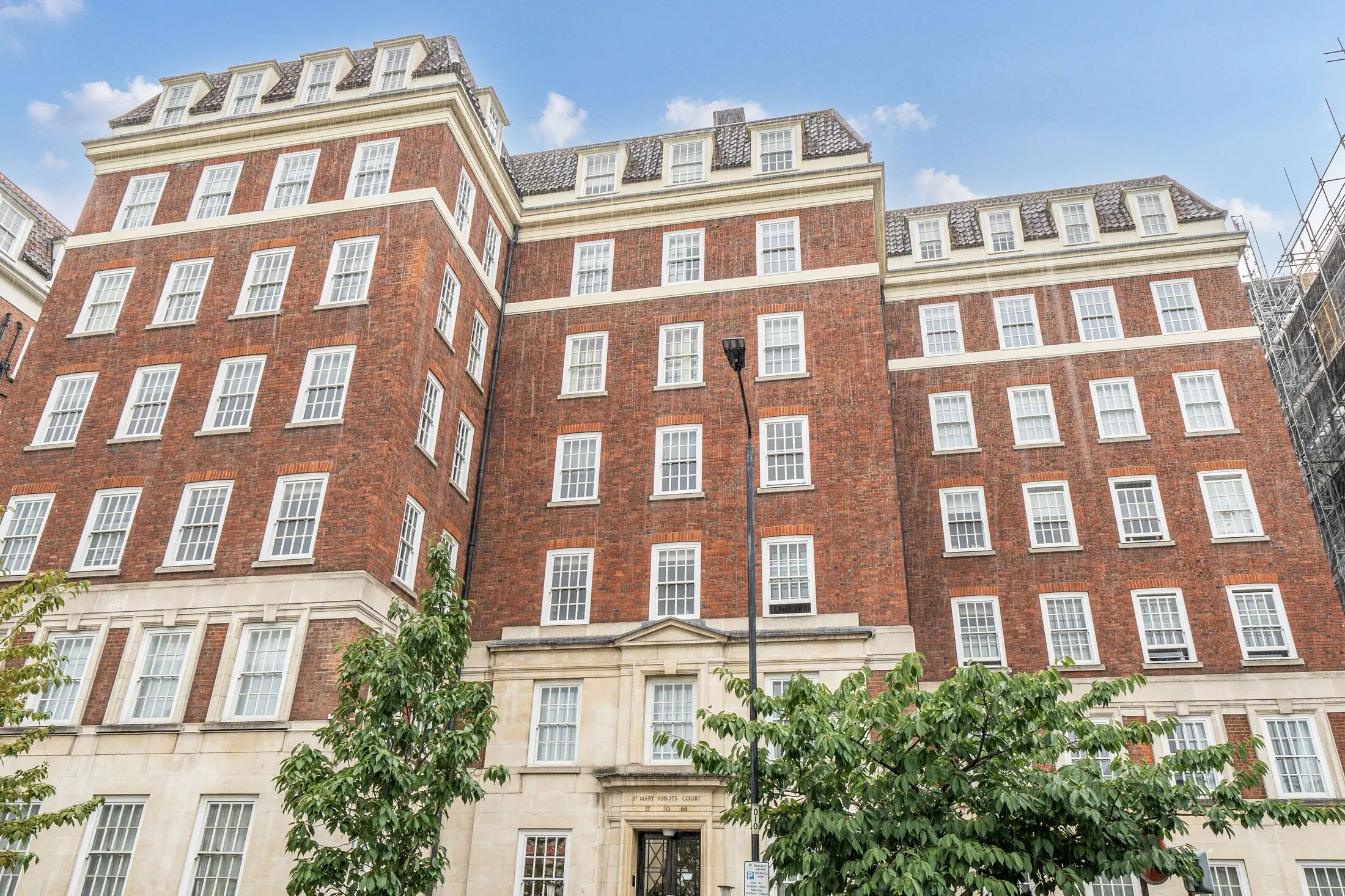Flat Warwick Gardens in Greater London