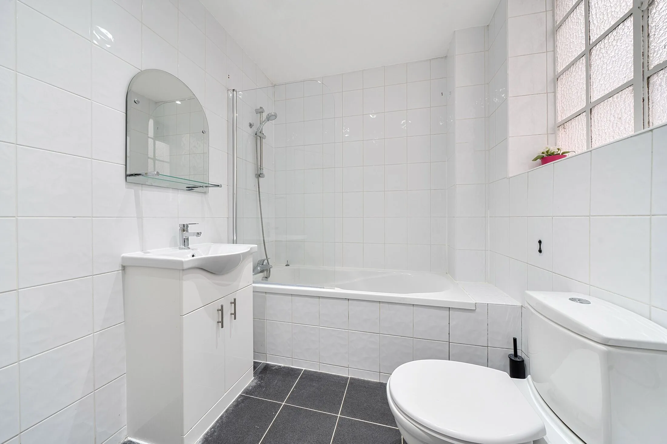 Flat Warwick Gardens in Greater London