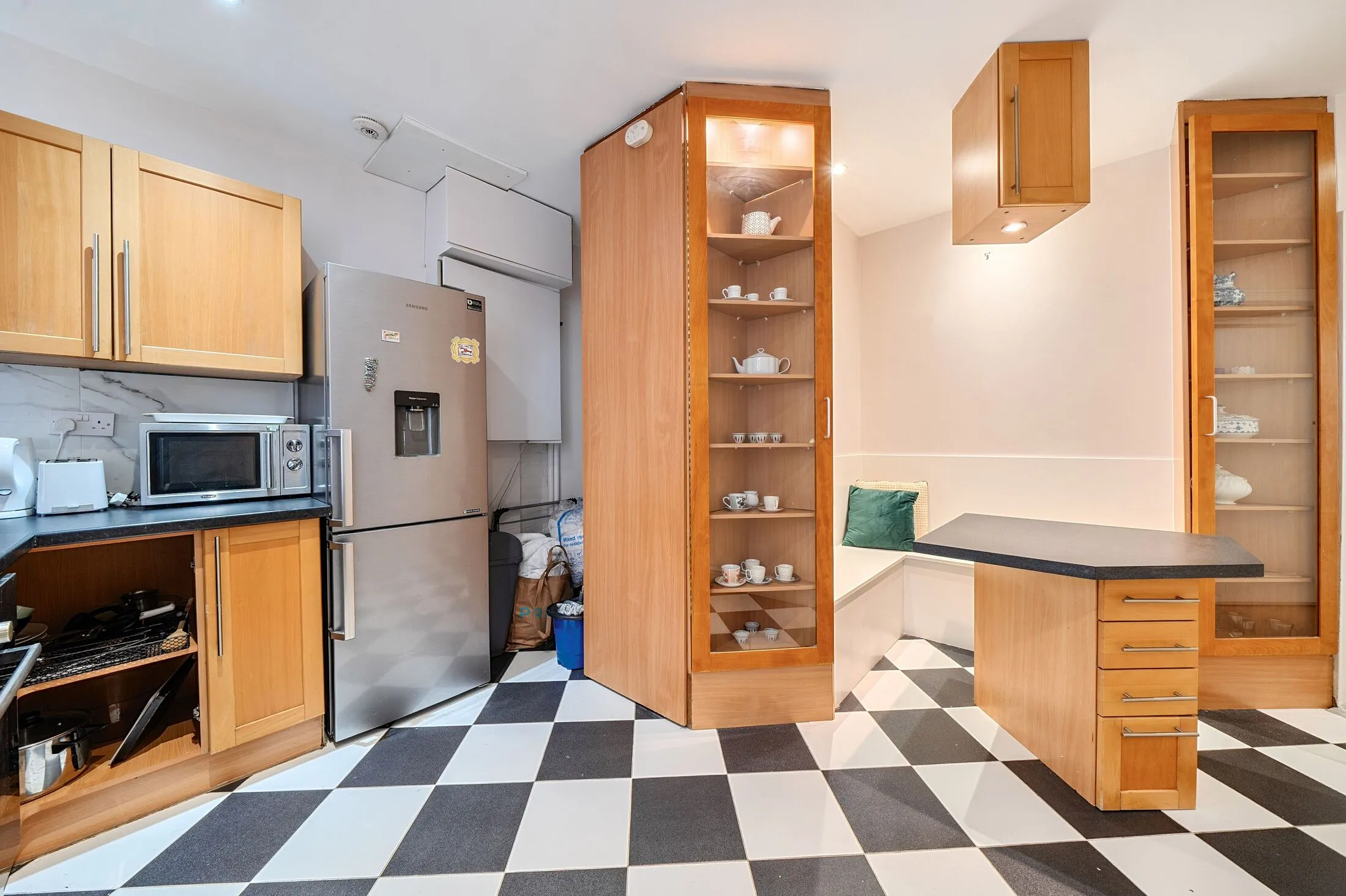 Flat Warwick Gardens in Greater London