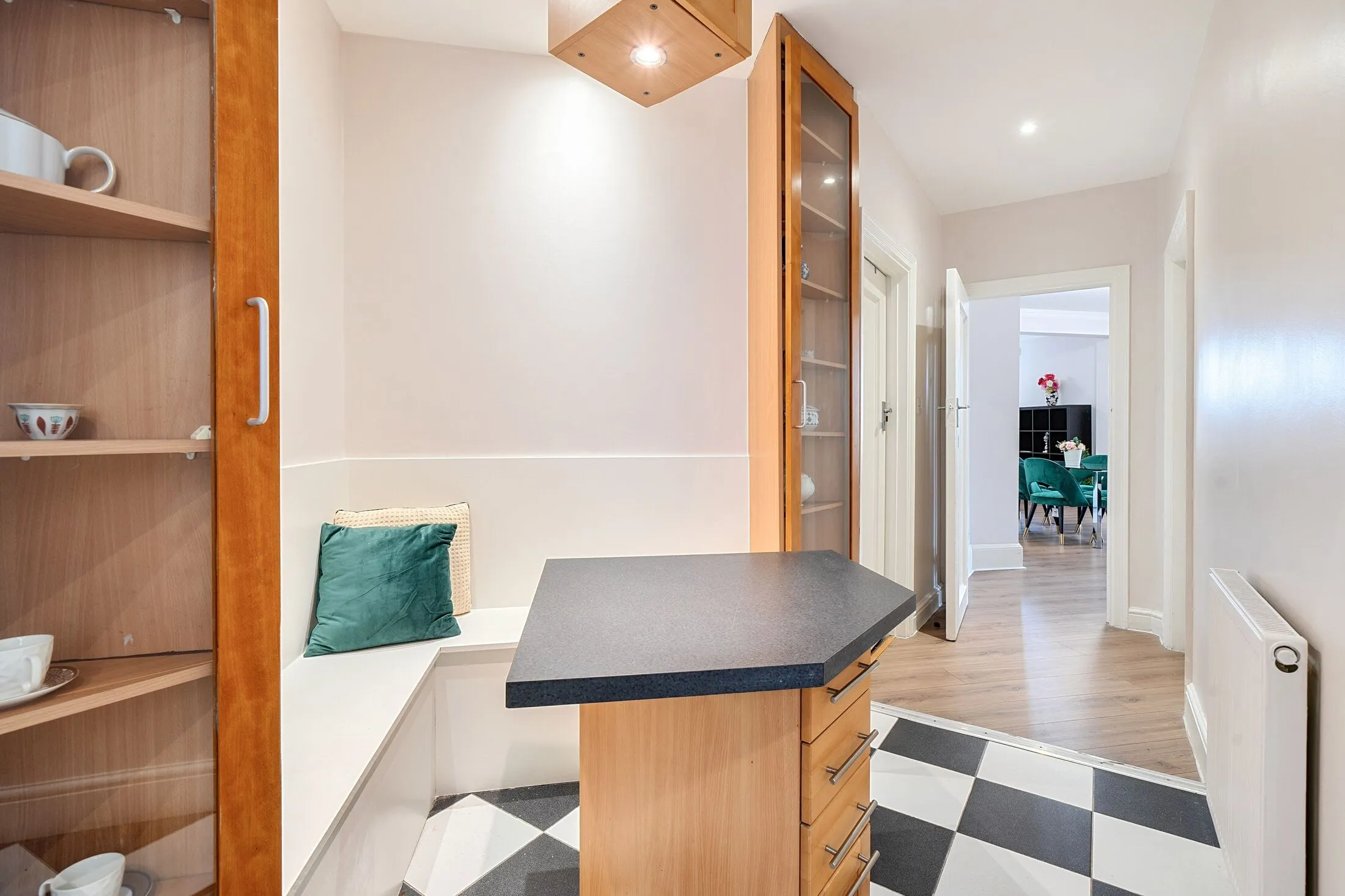 Flat Warwick Gardens in Greater London