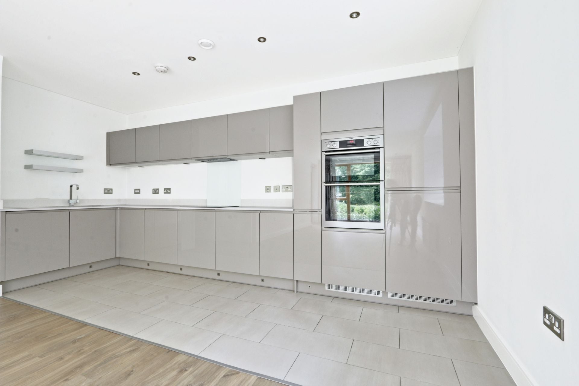 Flat Ebony Crescent in Greater London