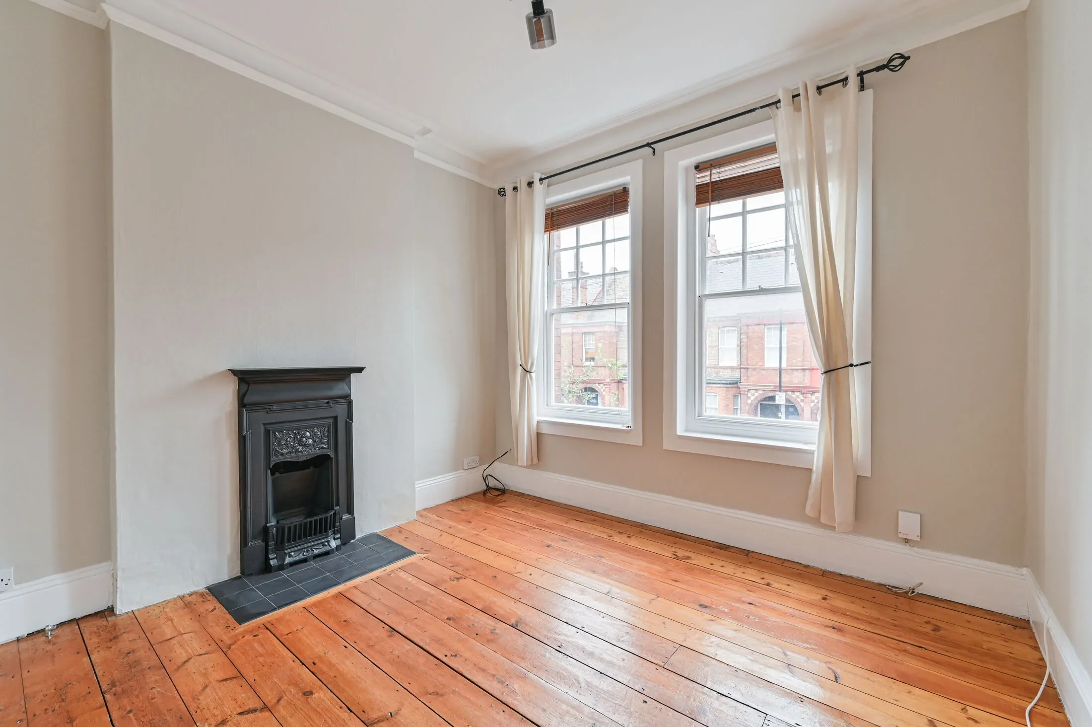 Flat Keymer Road in Greater London