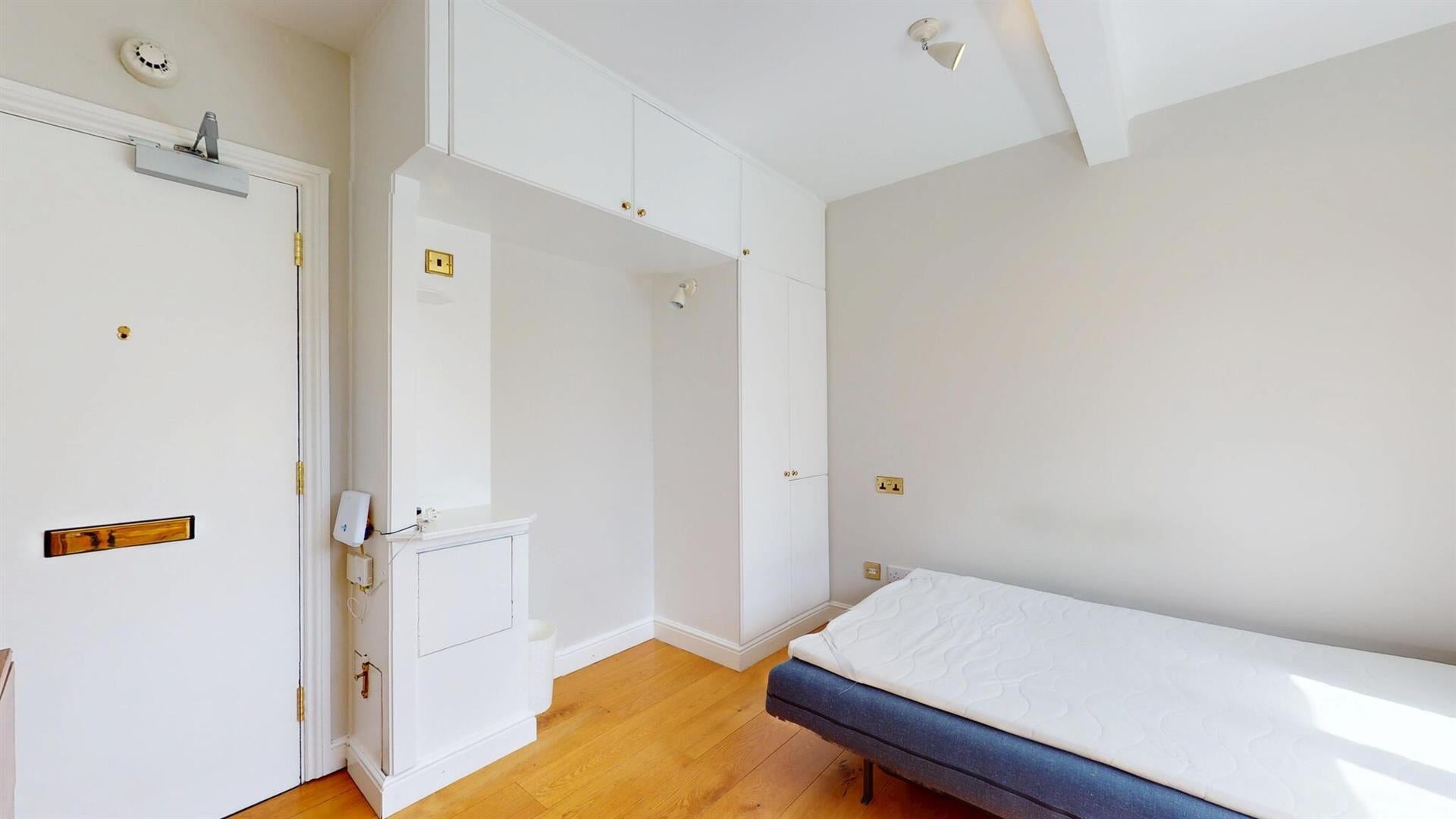 Flat Lucan Place in Greater London