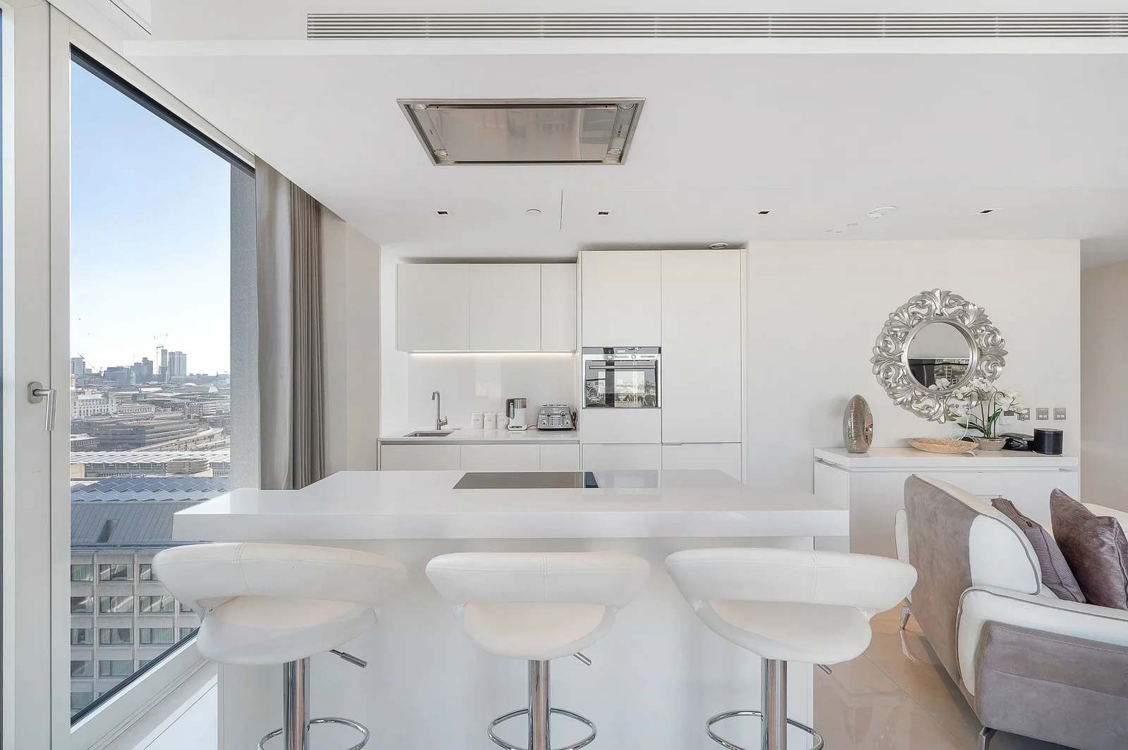 Flat Upper Ground in London
