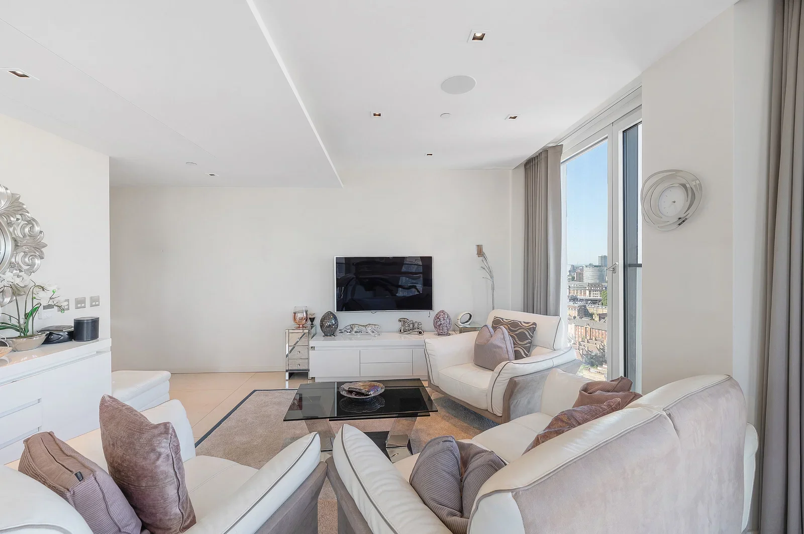 Flat Upper Ground in London