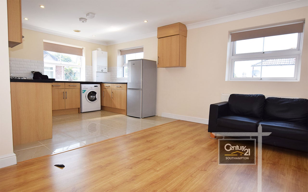Flat Padwell Road in Southampton