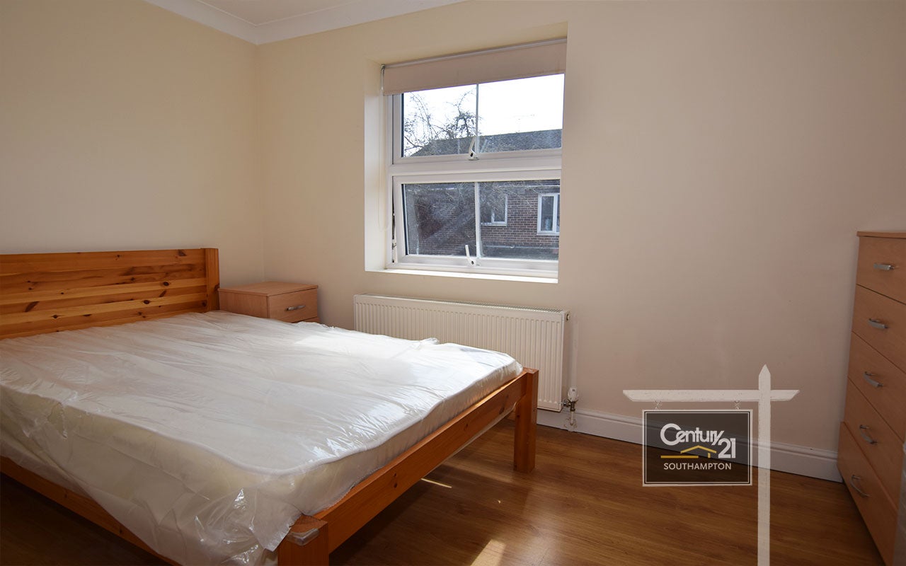 Flat Padwell Road in Southampton