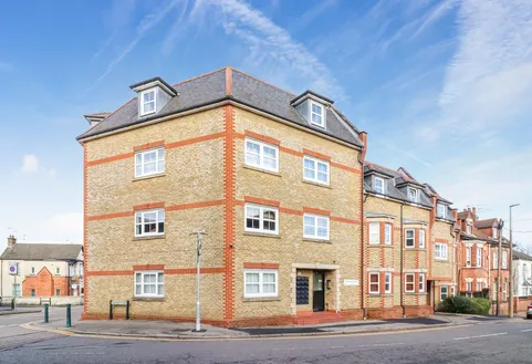 Flat Queens Road in Watford