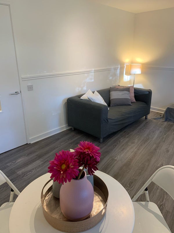 Flat Avondale Square in Greater London
