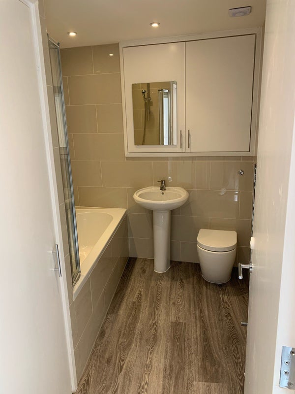 Flat Avondale Square in Greater London