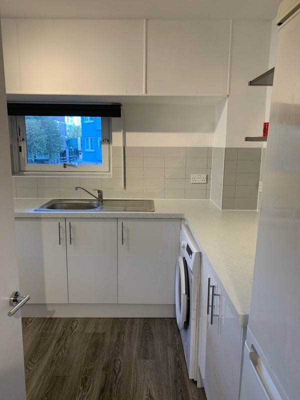 Flat Avondale Square in Greater London