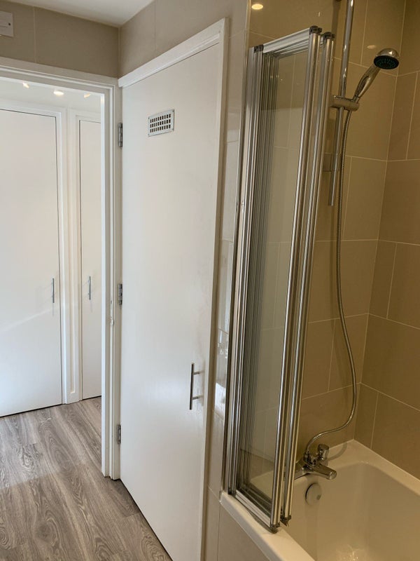 Flat Avondale Square in Greater London