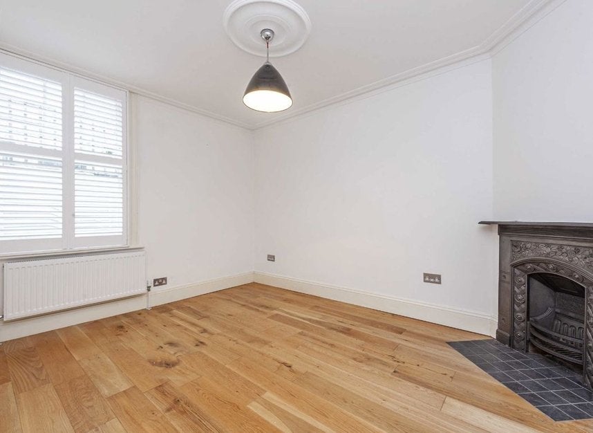 Flat Hambalt Road in Greater London