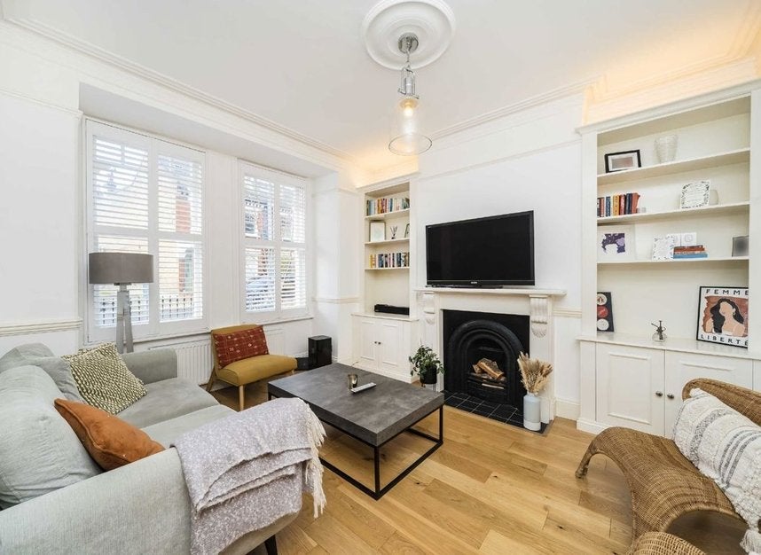 Flat Hambalt Road in Greater London