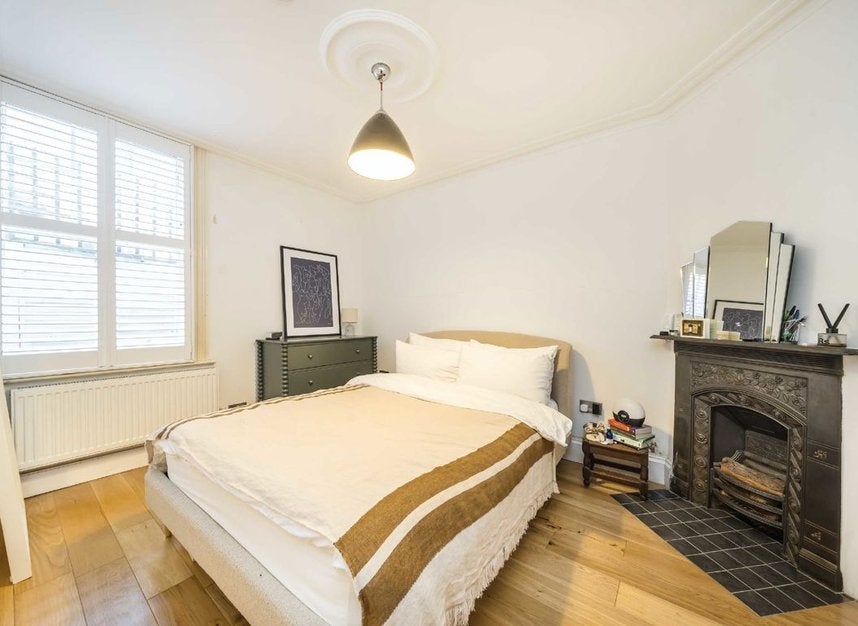 Flat Hambalt Road in Greater London