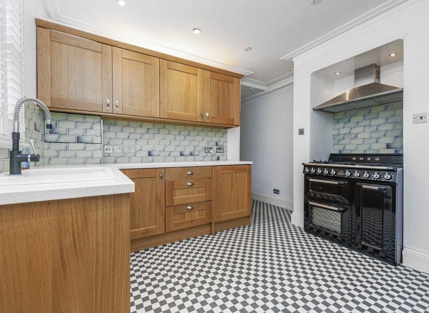 Flat Hambalt Road in Greater London