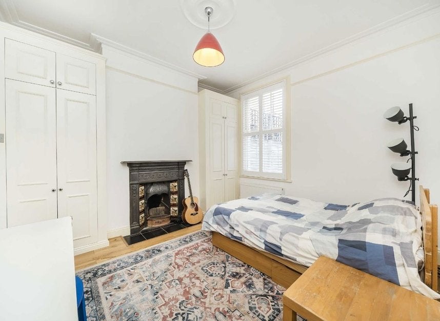 Flat Hambalt Road in Greater London