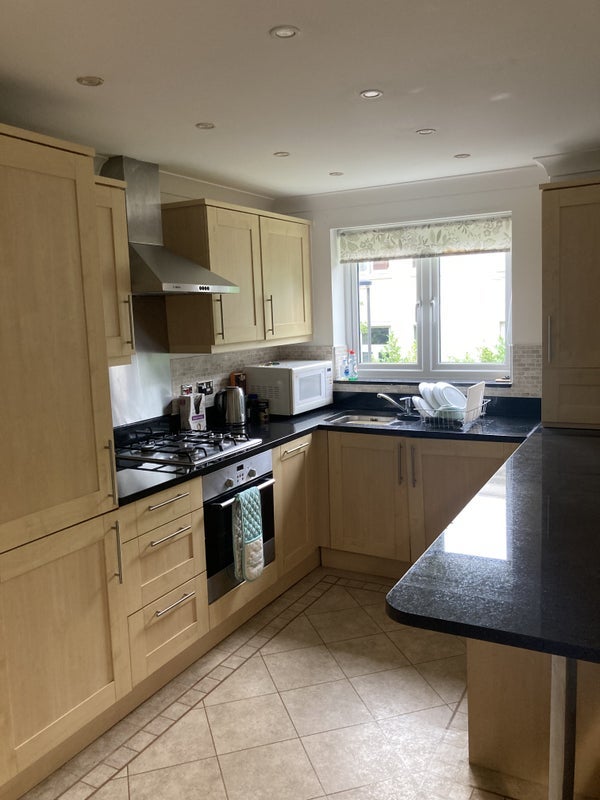 Room Brook Avenue in Ascot