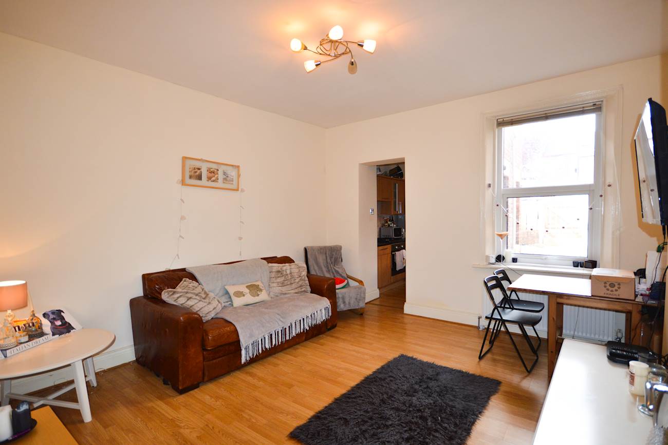 Flat Dinsdale Road in Newcastle upon Tyne