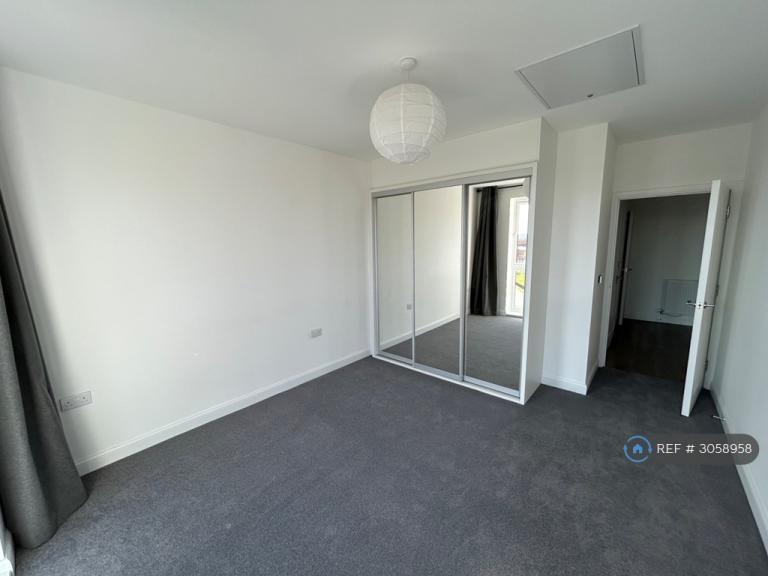 Flat Earle Crescent in Wokingham
