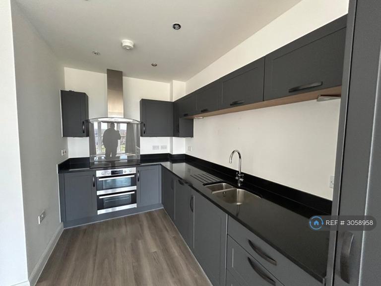 Flat Earle Crescent in Wokingham