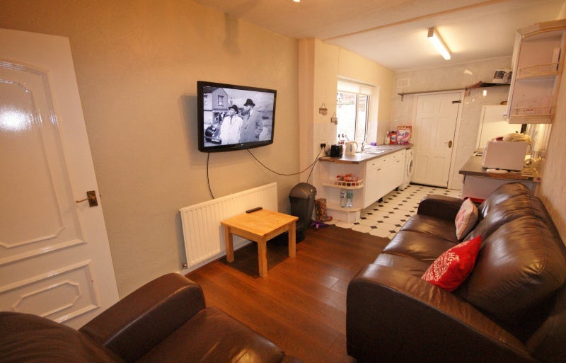 Room Cramond Avenue in Liverpool