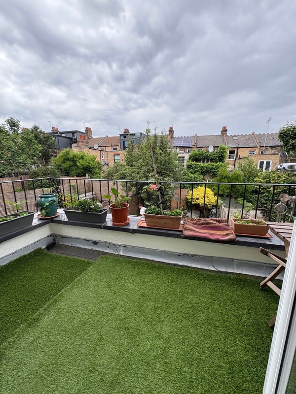 Room Duckett Road in Greater London