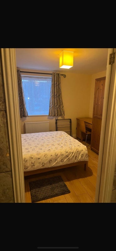 Room Felixstowe Court in Greater London