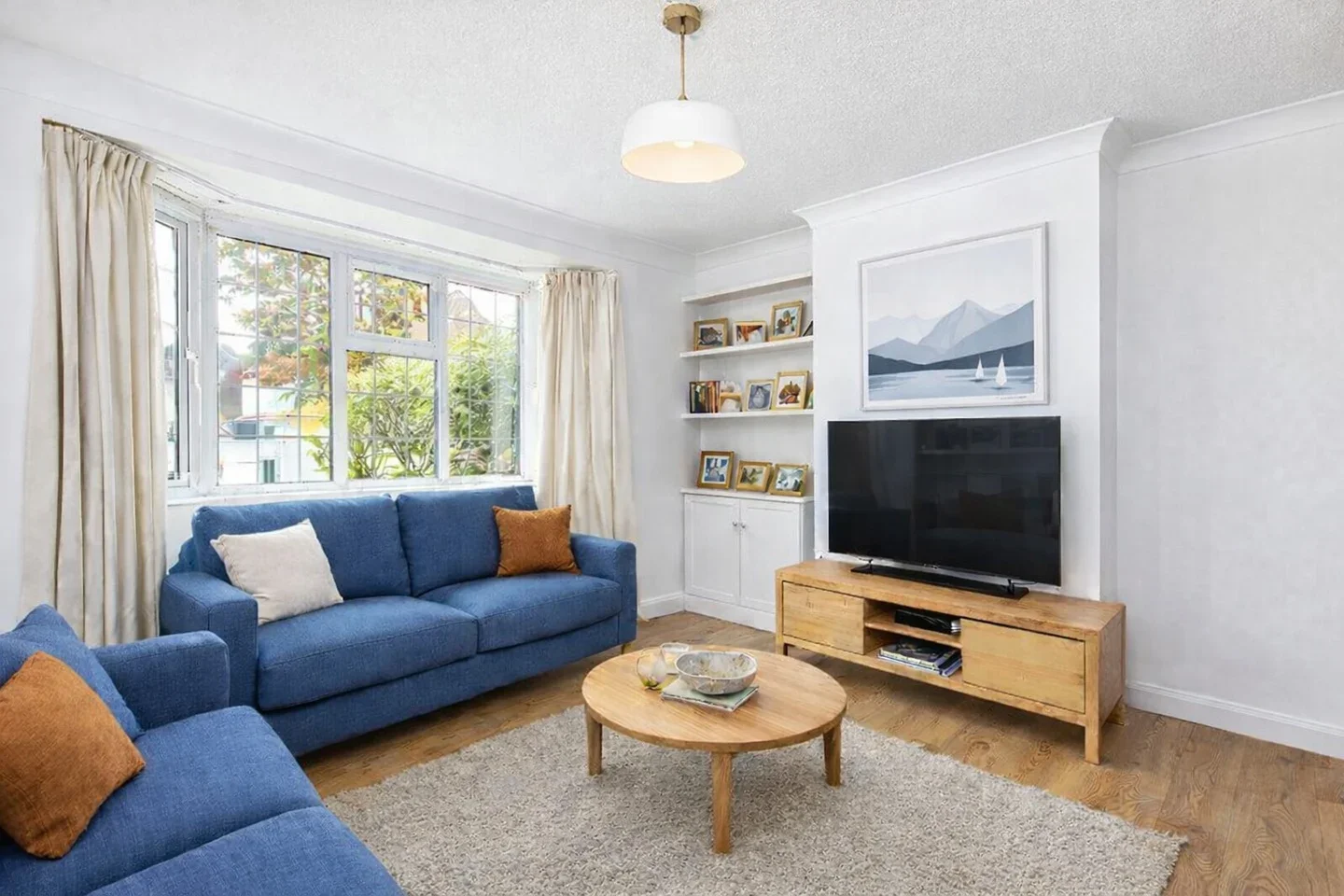 House Knightwood Crescent in Greater London