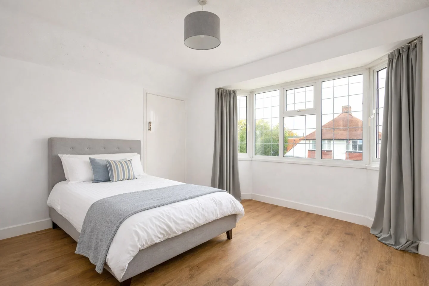 House Knightwood Crescent in Greater London