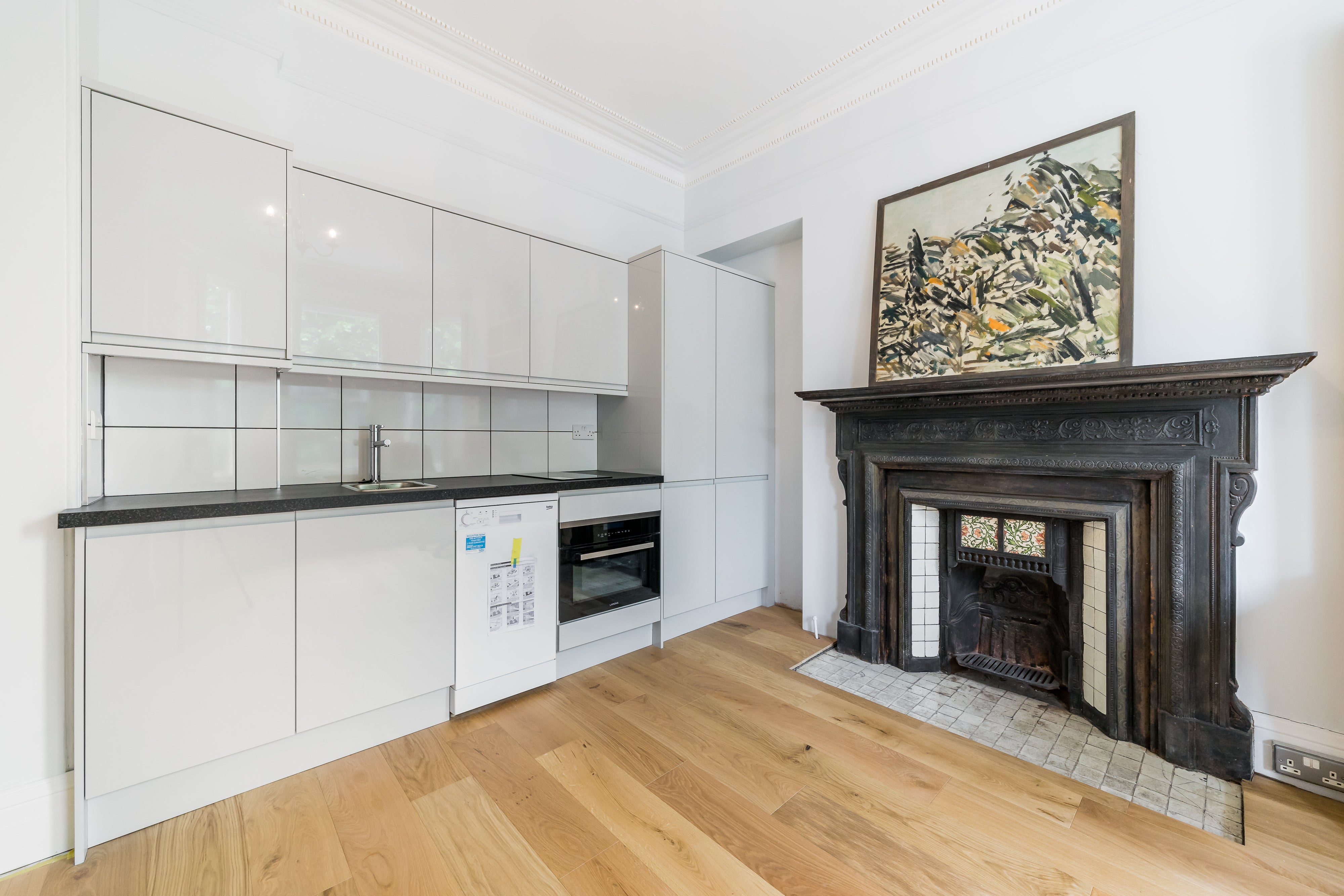 Flat Airlie Gardens in Greater London