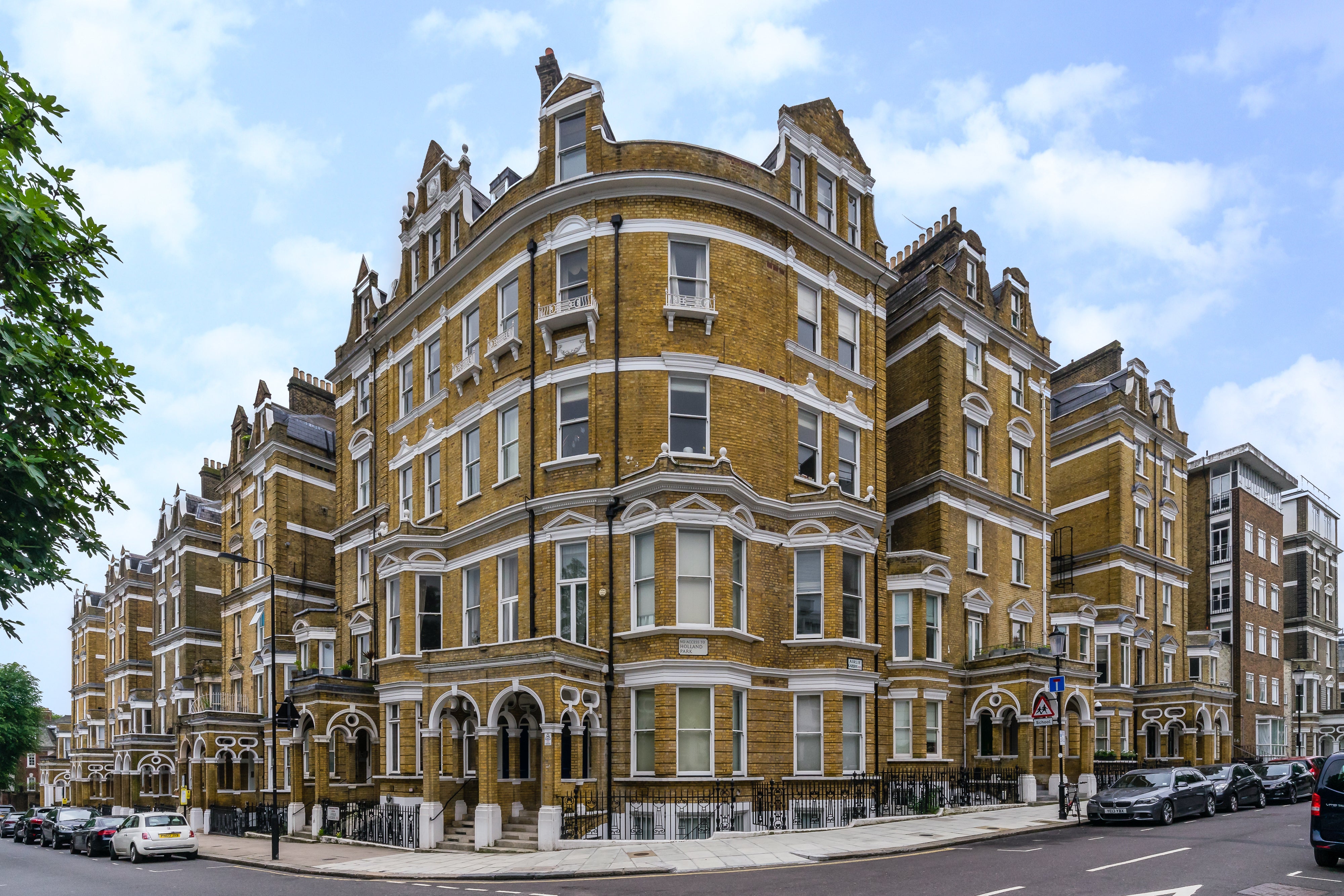 Flat Airlie Gardens in Greater London
