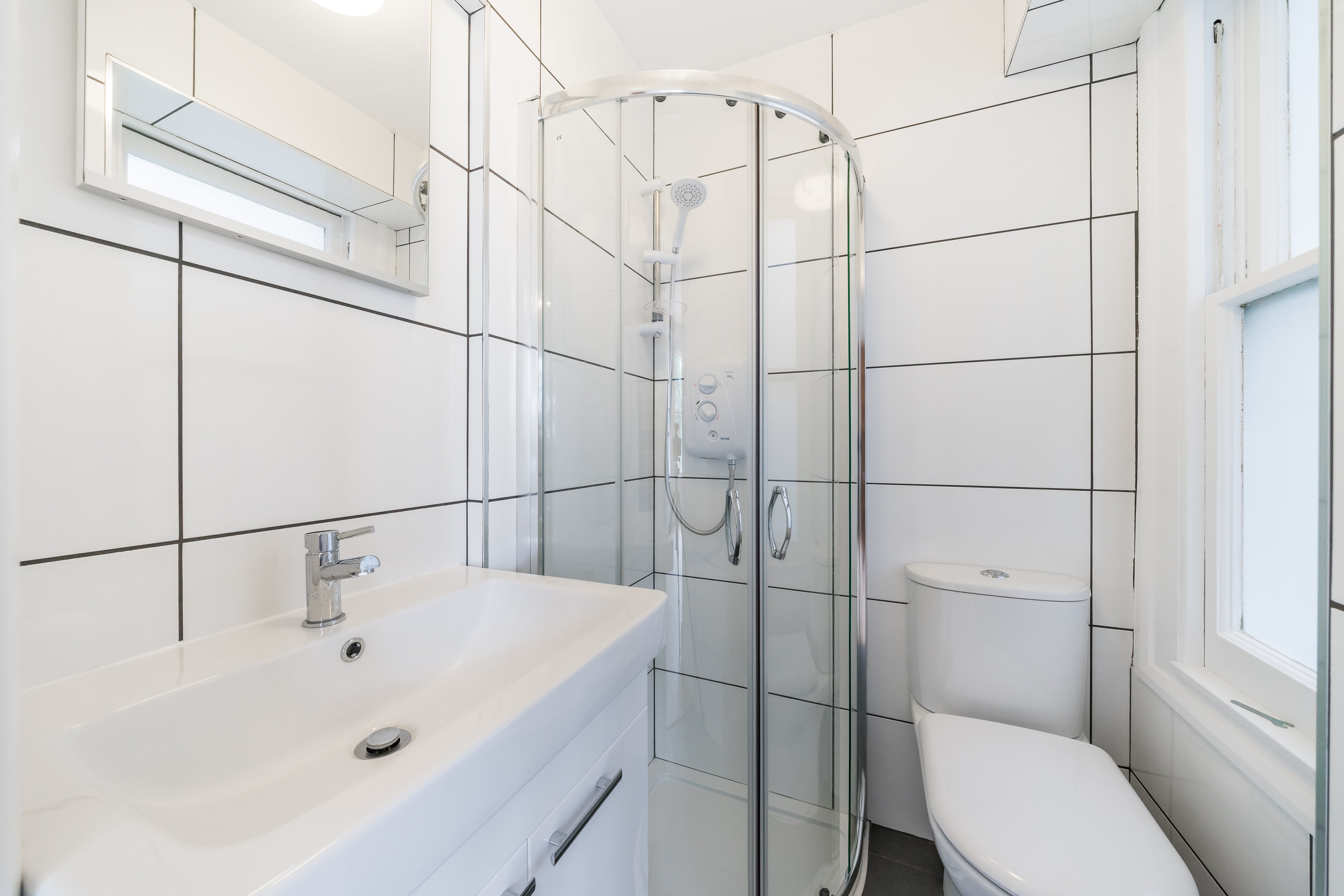 Flat Airlie Gardens in Greater London