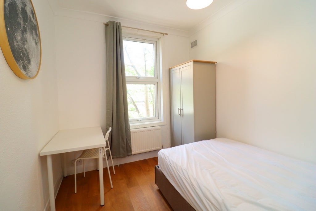 Room Globe Road in Greater London