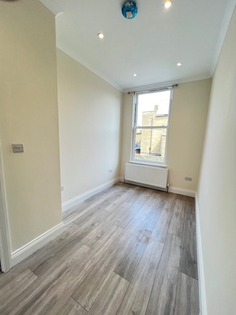 Flat Blackstock Road in Greater London