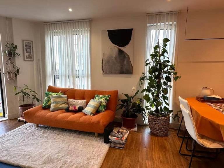 Flat Rosemont Road in Greater London