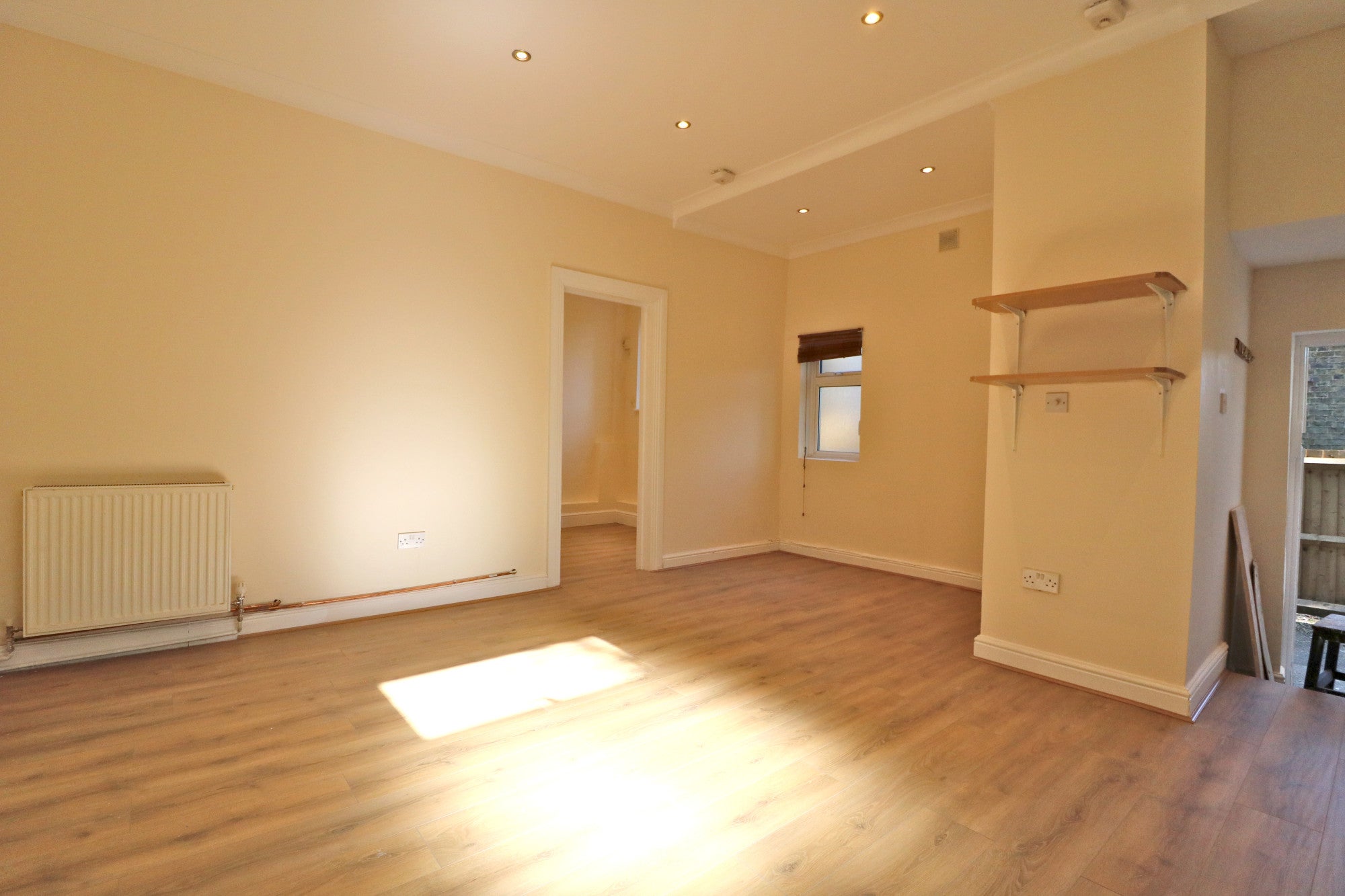 Flat Montpelier Road in Greater London